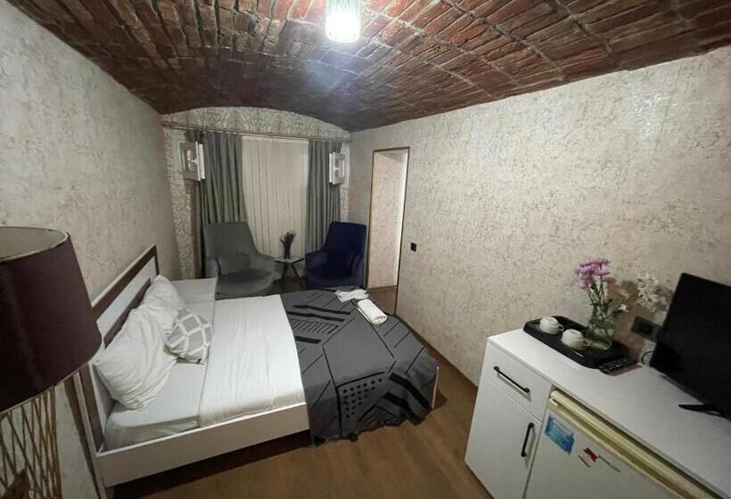 标准工作室, Es Moda