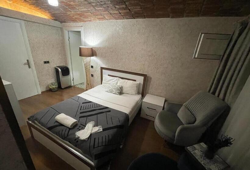 标准工作室, Es Moda