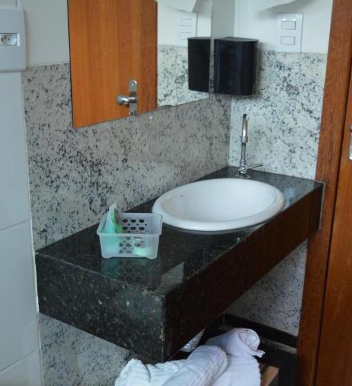 إستديو عائلى, Di Genova