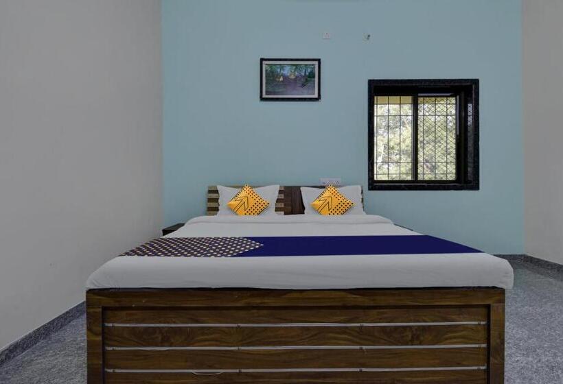 Classic Kolmen Hengen Huone, Spot On Shree Murti Nandan