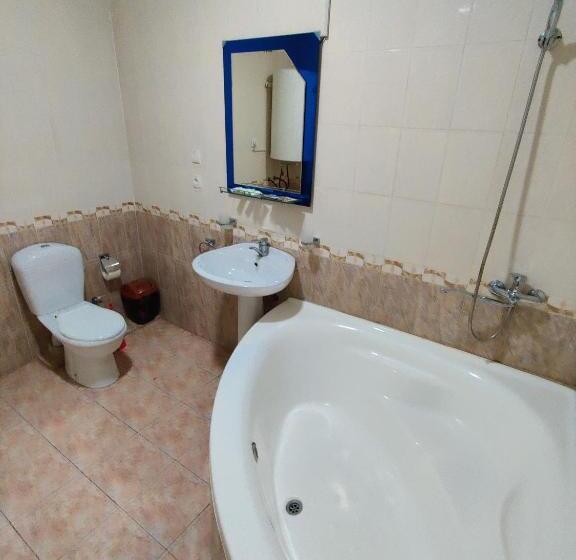 Habitació Triple Estàndard, Zavq