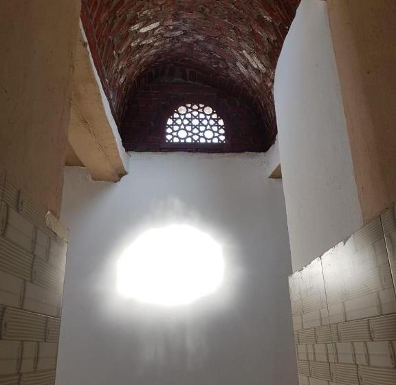 اتاق خانوادگی, The Lotus Guest House