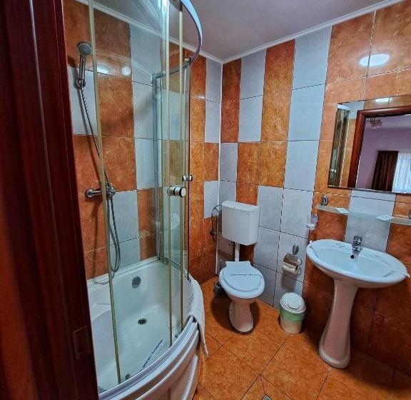 غرفة قياسية ثلاثية, Pensiunea Paradis