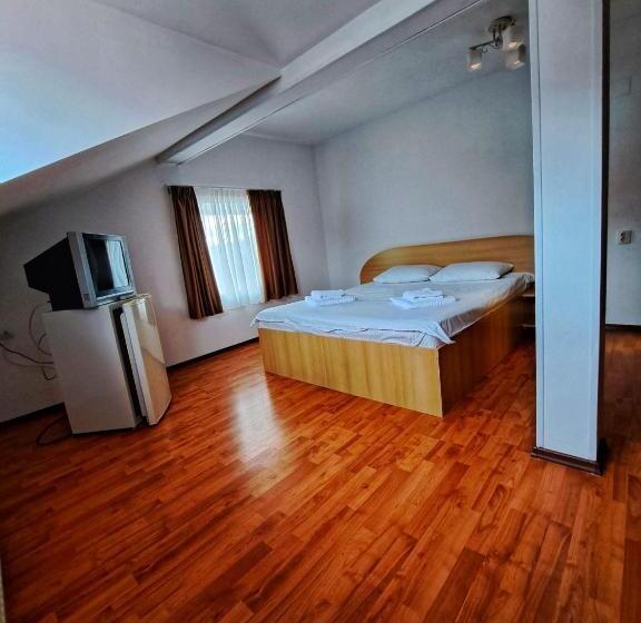 Quarto Triplo Estandar, Pensiunea Paradis