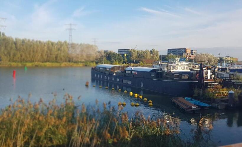 اتاق لوکس, Kelly S Euphrate Houseboat