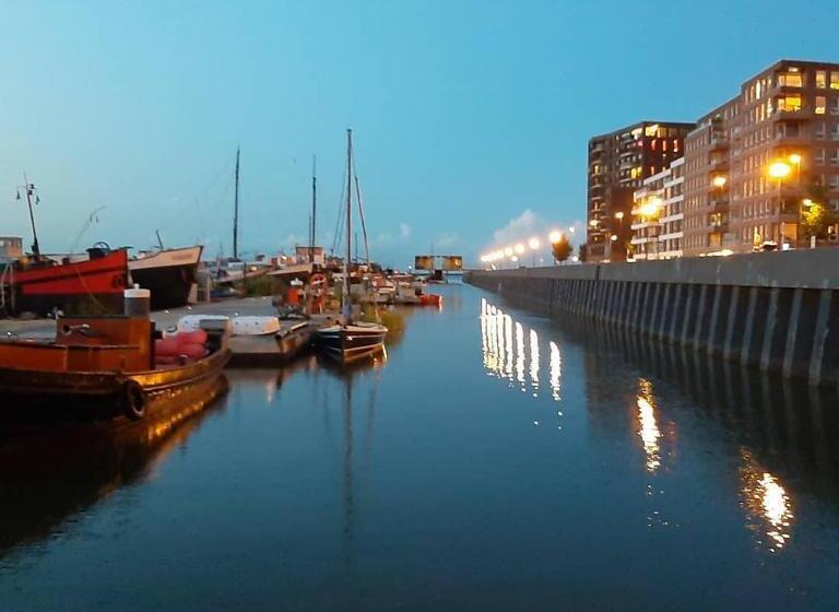 اتاق لوکس, Kelly S Euphrate Houseboat