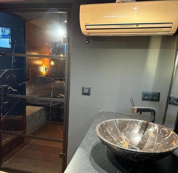 اتاق لوکس, Kelly S Euphrate Houseboat