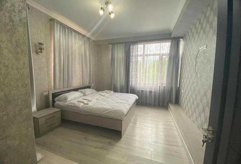 اتاق لوکس, Tegh