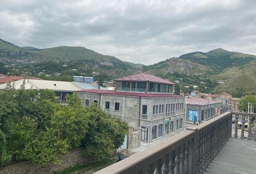 اتاق لوکس, Tegh