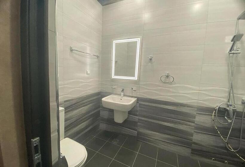 اتاق لوکس, Tegh