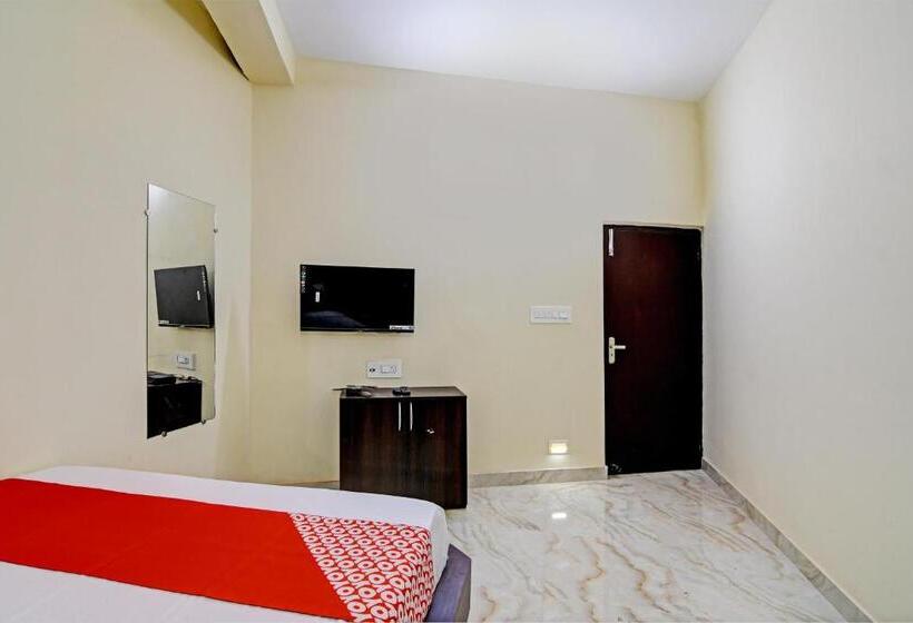 Classic Kolmen Hengen Huone, Oyo The Glory