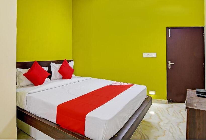 Classic Kolmen Hengen Huone, Oyo The Glory