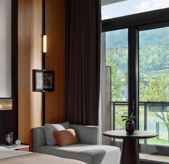 带大床的豪华间, Phoenix River Yixing