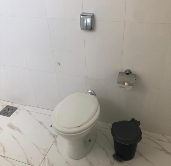 غرفة قياسية فردية, Shalom Flat