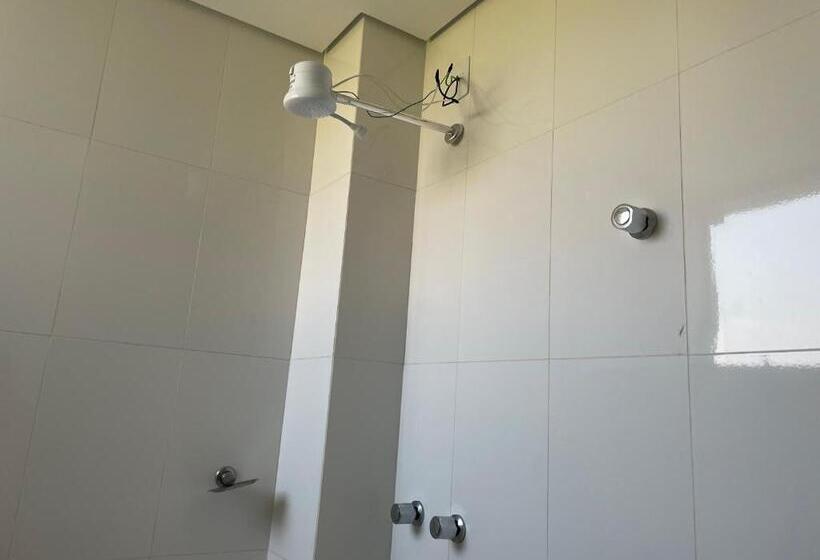 غرفة قياسية ثلاثية, Shalom Flat