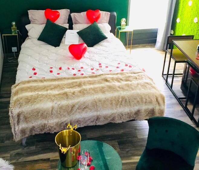 غرفة قياسية مزوَّدة بجاكوزي, Amo Hôtes