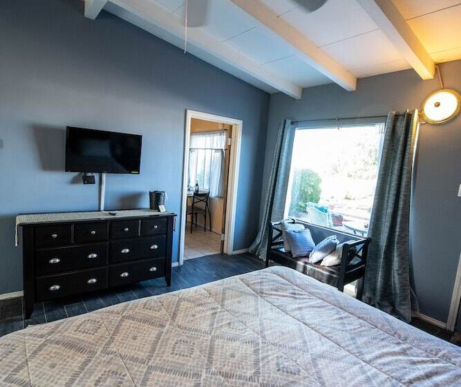 带大床的豪华间, Harmony Motel