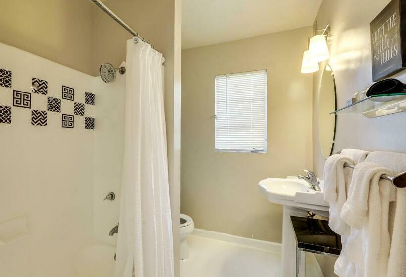 デラックスルーム, The Three Fifty Hotel, A Kirkwood Collection