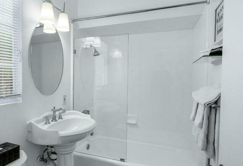 キングサイズベッドのスタンダードルーム, The Three Fifty Hotel, A Kirkwood Collection