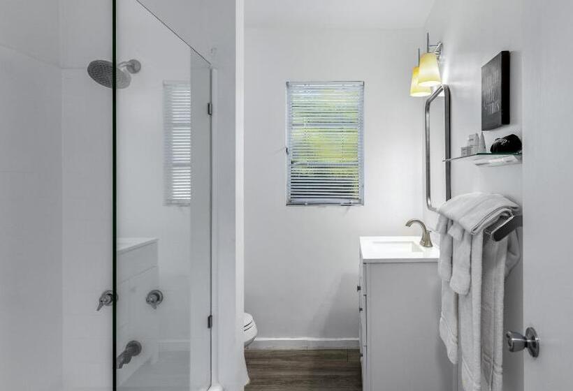 デラックスルーム, The Three Fifty Hotel, A Kirkwood Collection