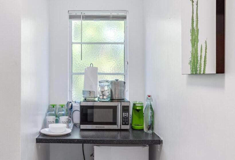 スタンダードスタジオ, The Three Fifty Hotel, A Kirkwood Collection