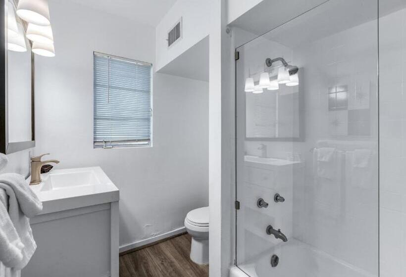 スタンダードスタジオ, The Three Fifty Hotel, A Kirkwood Collection