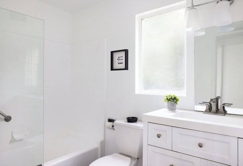 デラックスルーム, The Three Fifty Hotel, A Kirkwood Collection