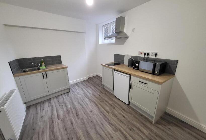 スタンダードスタジオ, Nottingham Forest Rd, Short Stays