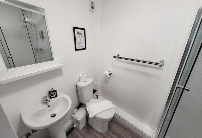 スタンダードスタジオ, Nottingham Forest Rd, Short Stays