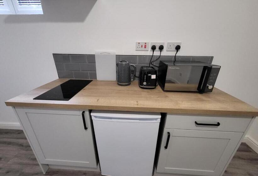 スタンダードスタジオ, Nottingham Forest Rd, Short Stays