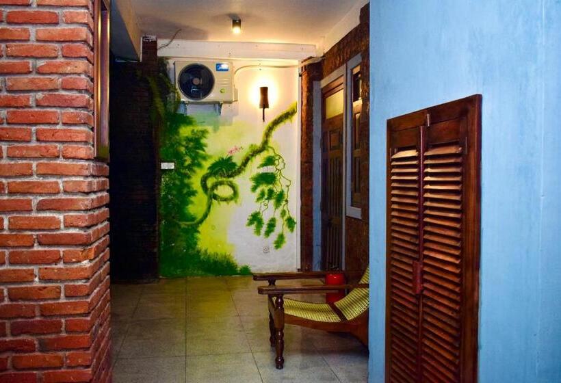 اتاق لوکس با بالکن, Airport Heritage