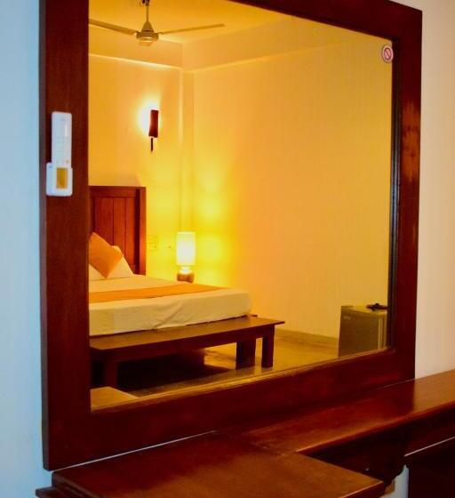 اتاق لوکس با بالکن, Airport Heritage