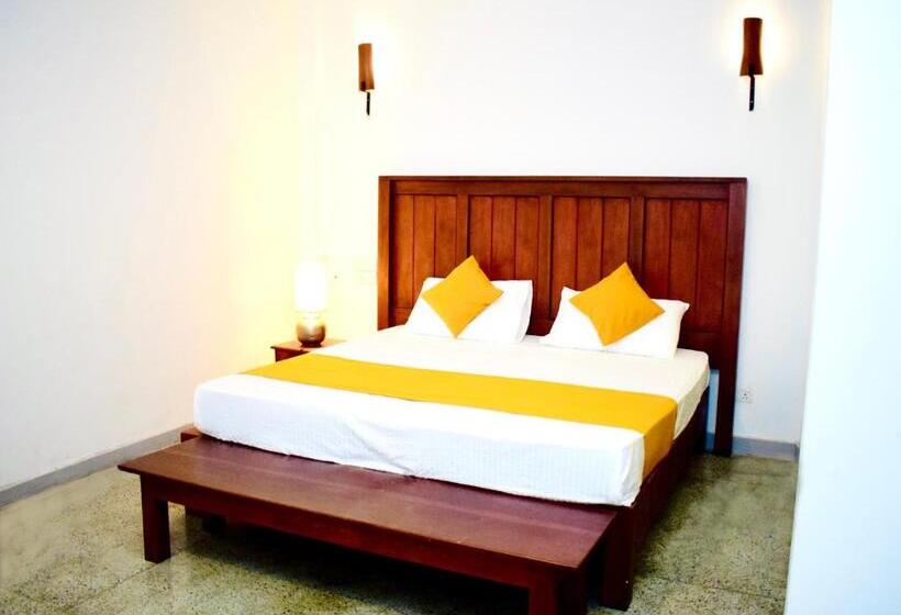 اتاق لوکس با بالکن, Airport Heritage