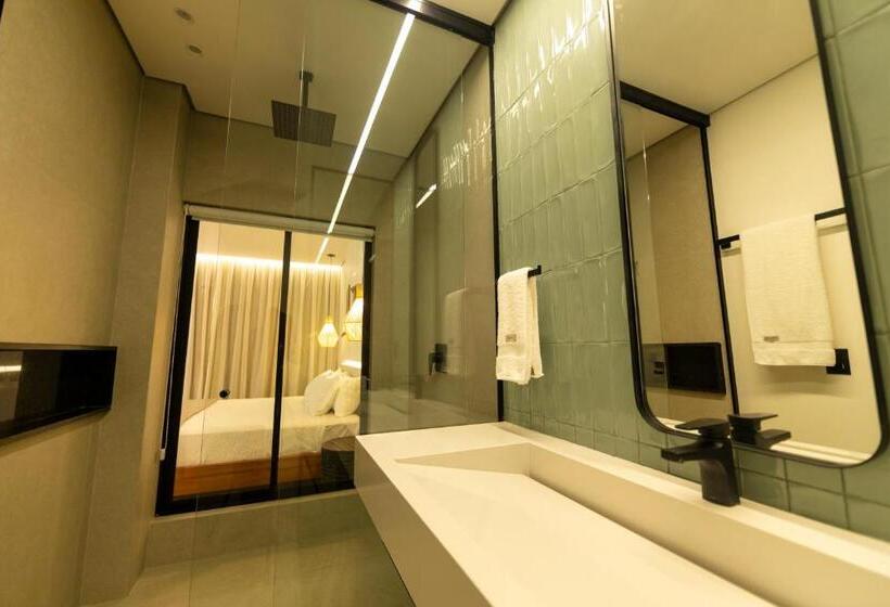 جناح مطلّ علي الحديقة, Nanii