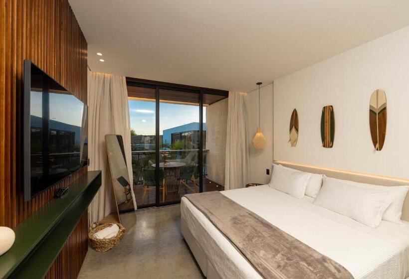 جناح مطلّ علي الحديقة, Nanii