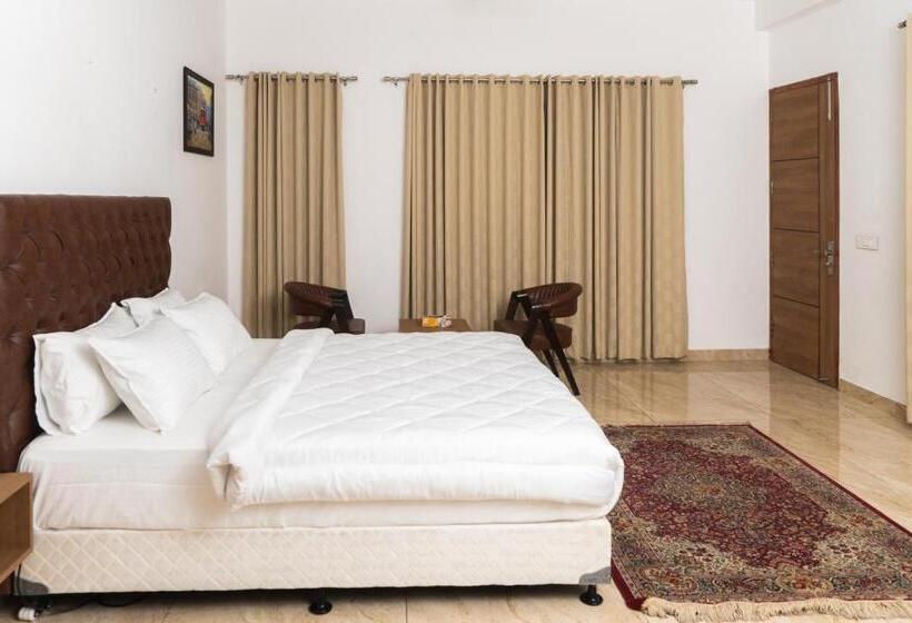 اتاق لوکس با تخت بزرگ, The Lodgers Hotel Near India Expo Centre & Mart Greater Noida