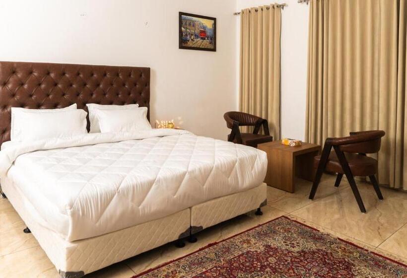 اتاق لوکس با تخت بزرگ, The Lodgers Hotel Near India Expo Centre & Mart Greater Noida