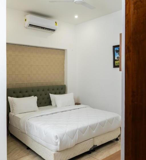 اتاق لوکس با تخت بزرگ, The Lodgers Hotel Near India Expo Centre & Mart Greater Noida