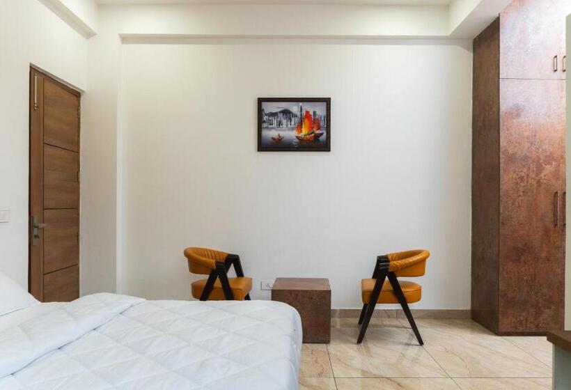 اتاق لوکس با تخت بزرگ, The Lodgers Hotel Near India Expo Centre & Mart Greater Noida