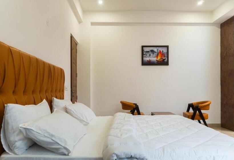 Номер Deluxe Кровать Кинг, The Lodgers Hotel Near India Expo Centre & Mart Greater Noida