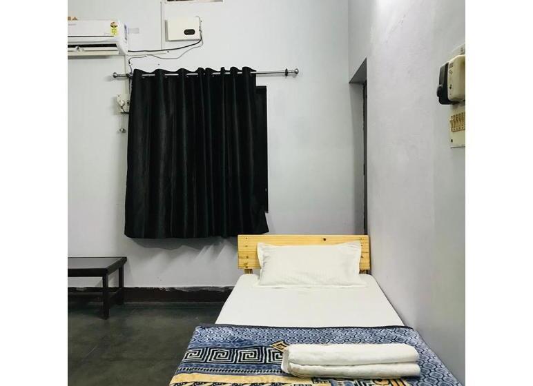 Quarto Triplo Estandar, Balaji Atithi Bhawan