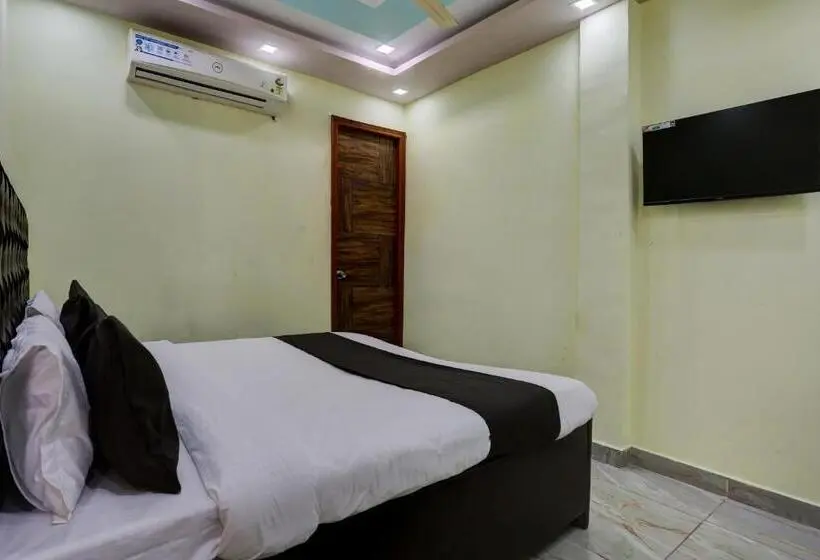 Classic Kolmen Hengen Huone, Oyo Flagship Hotel Omex