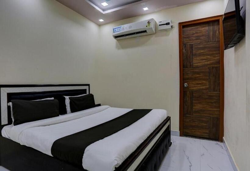 חדר קלאסי לשלושה, Oyo Flagship Hotel Omex