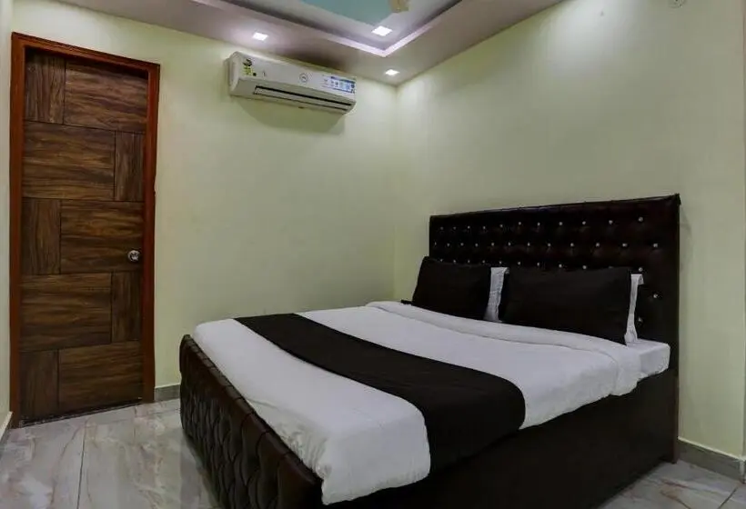 Classic Kolmen Hengen Huone, Oyo Flagship Hotel Omex