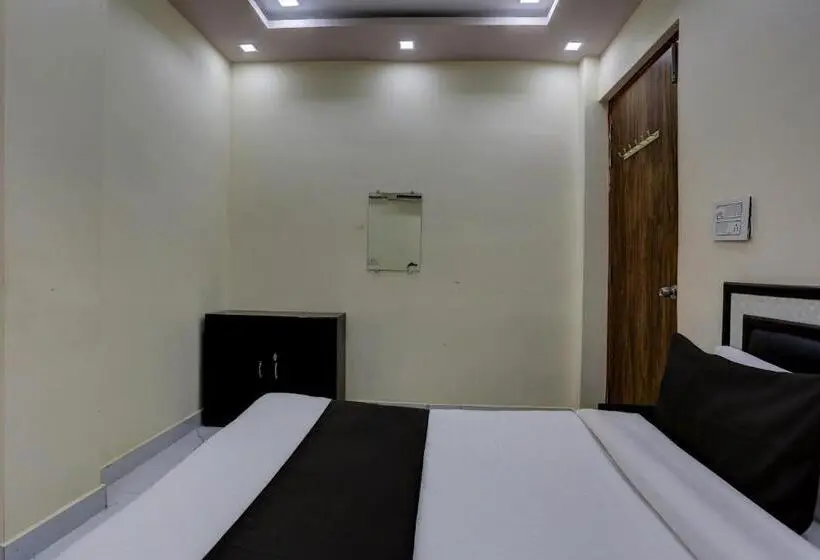 Classic Kolmen Hengen Huone, Oyo Flagship Hotel Omex