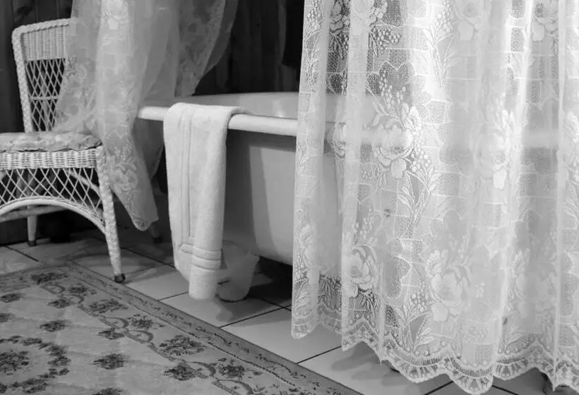 スーペリアールーム, Pansy’s Parlor Bed & Breakfast