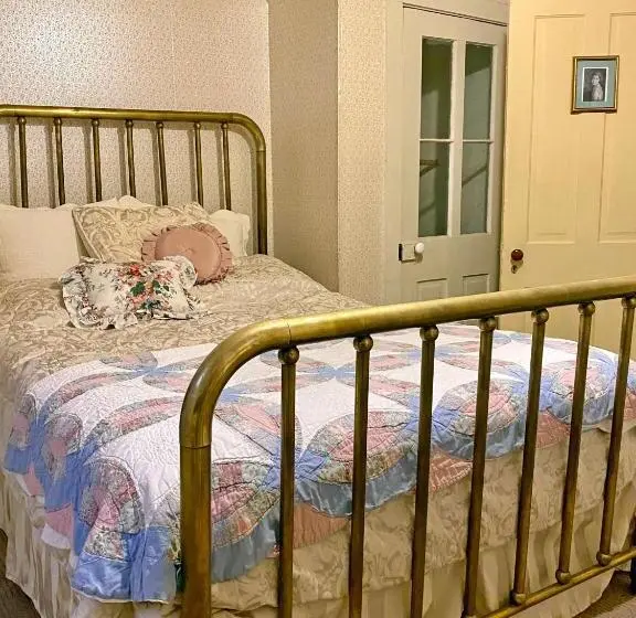 スーペリアールーム, Pansy’s Parlor Bed & Breakfast