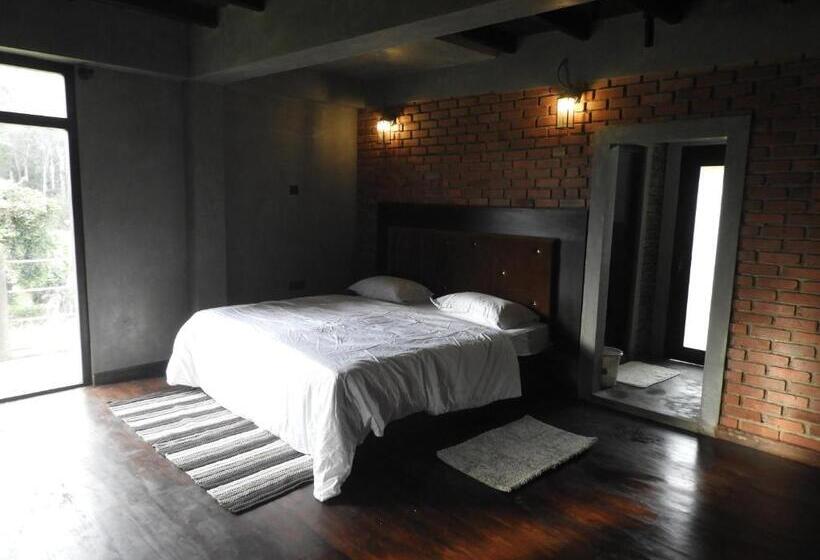 اتاق لوکس, Whistling Thrush Cottage