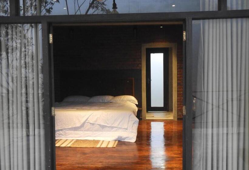 اتاق لوکس, Whistling Thrush Cottage