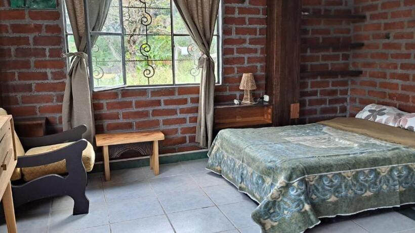 اتاق لوکس, Pineal Hampi Huasi